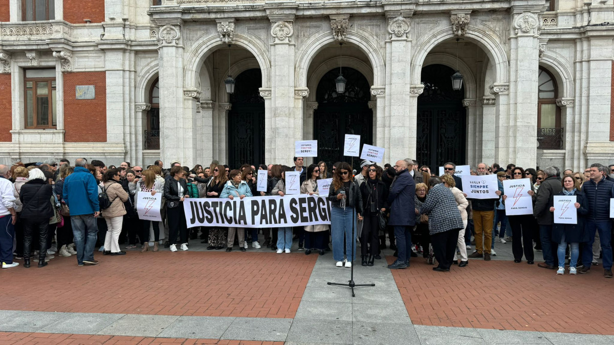 Imagen: Ciudadanos concentrados frente al Ayuntamiento de Valladolid pidiendo justicia por Sergio Delgado
