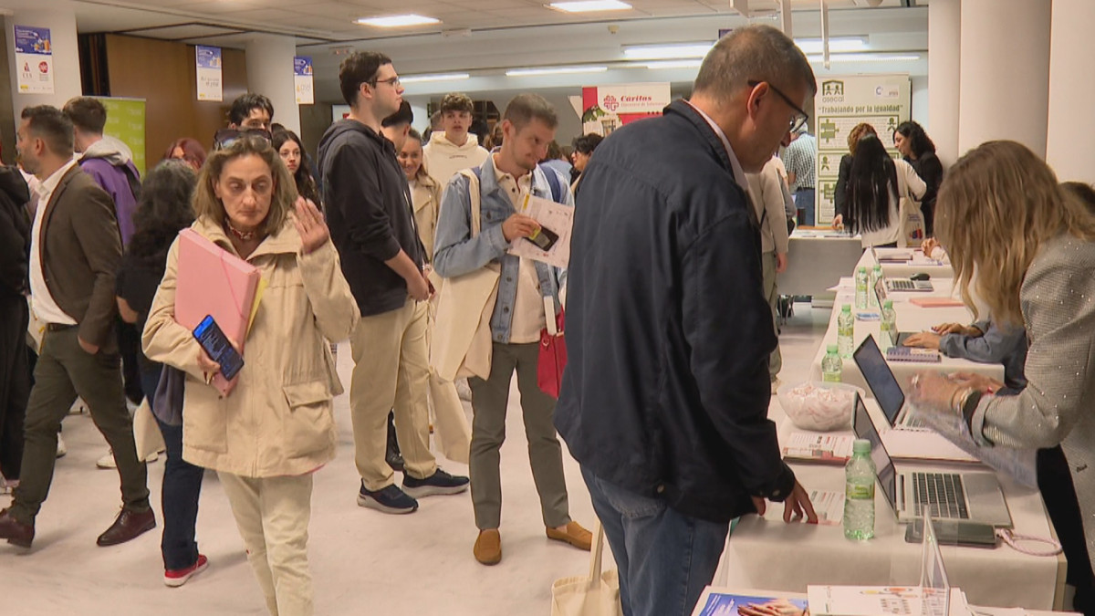 Imagen: Asistentes a la Feria de Empleo en Salamanca
