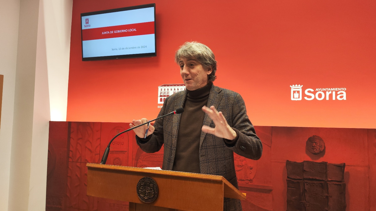 Imagen: El alcalde de Soria, Carlos Martínez Mínguez, durante una rueda de prensa. 
