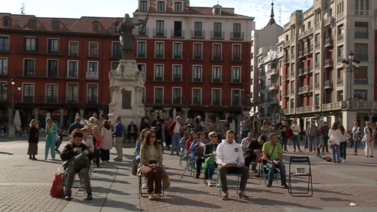 Imagen: Una silla vacía en la Plaza Mayor de Valladolid durante la performance artística por el Día Mundial de la Salud Mental, simbolizando las ausencias por suicidio.