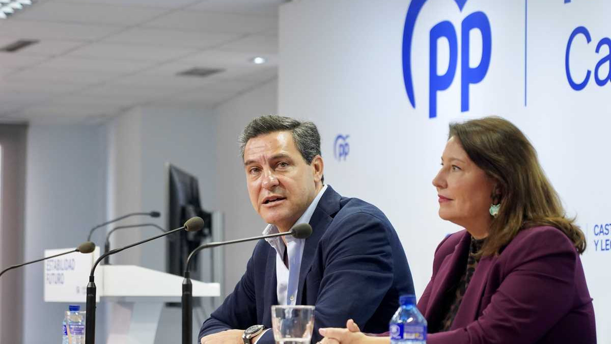 Imagen: ICAL. El eurodiputado, Raúl de la Hoz, y la portavoz, Carmen Crespo, exigen el bloqueo de la nueva PAC.