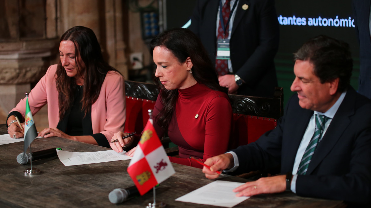 Imagen: Castilla y León, Extremadura y Andalucía firman un pacto histórico para impulsar el talento sénior como fuerza clave de desarrollo, combatir el edadismo y reactivar el empleo en sectores ligados a la silver economy.