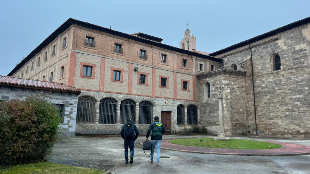 Imagen: Agentes de la Guardia Civil registrando el monasterio de Belorado, en busca de obras de arte sustraídas.