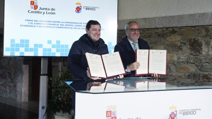 Imagen: Mañueco y Olegario, en la firma del convenio (Foto: Ical)