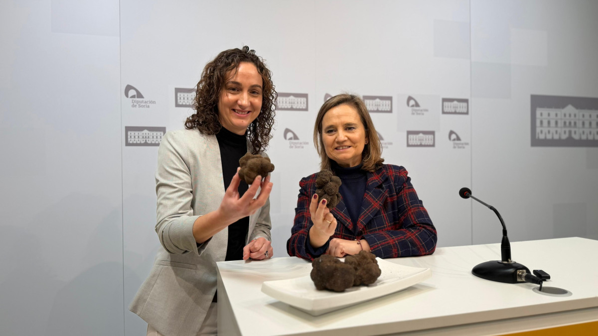 Imagen: Carolina Romero, alcaldesa de Abejar, y Elia Jiménez, diputada de turismo, en la presentación de la Feria. 