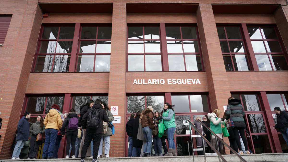 Imagen: ICAL. Alumnos de Medicina esperan en las puertas del aulario para realizar el examen MIR.