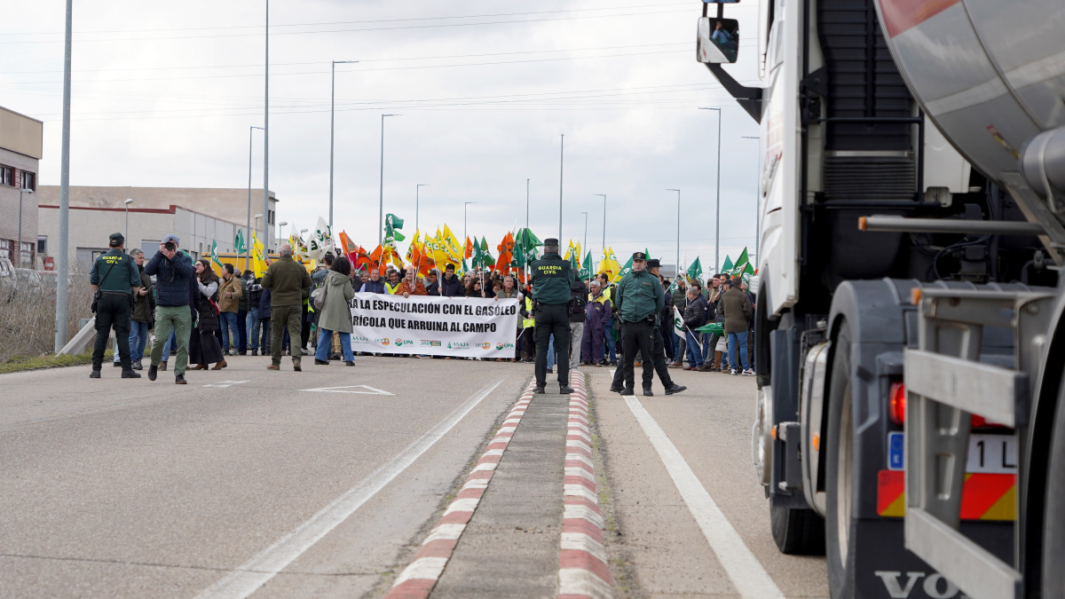 Imagen: ICAL. Imagen de archivo de protestas agrarias en Santovenia de Pisuerga (Valladolid) contra la subida en los precios de los carburantes.