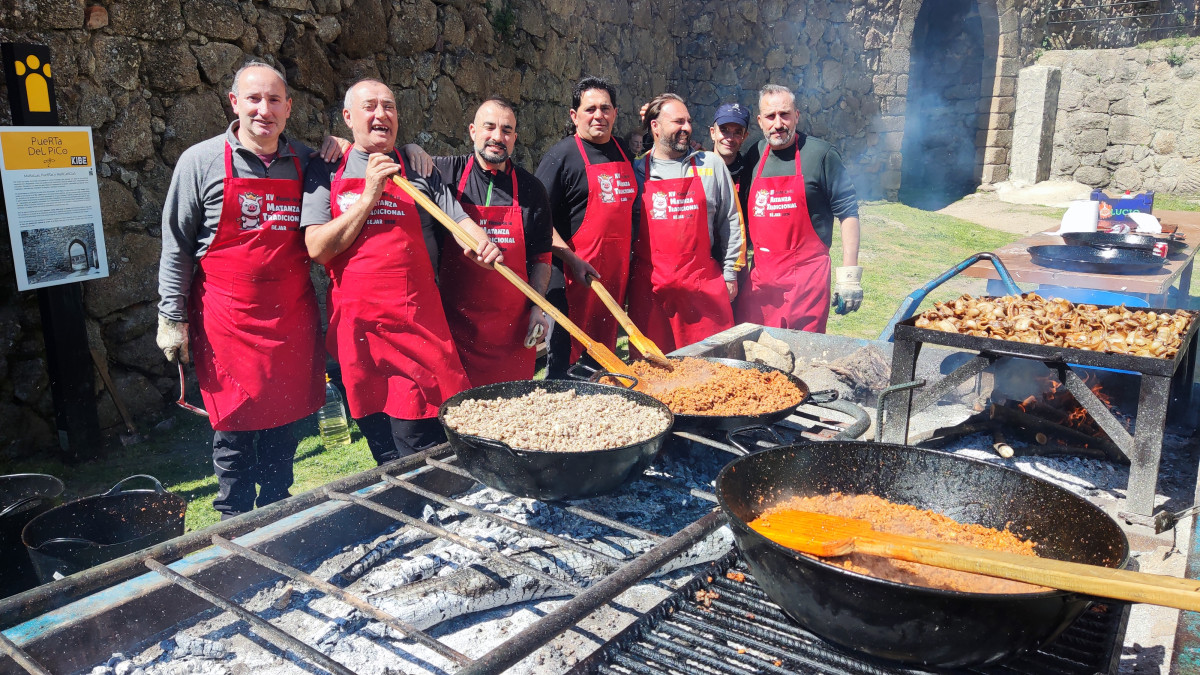 Imagen: Los vecinos de La Antigua prepararon las carnes del cerdo junto a la muralla medieval