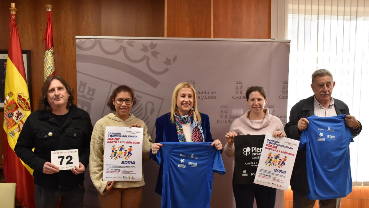 Imagen: Pepe Martínez, miembro del grupo musical Los Trócolos; e Ilois Ordelina Borges, usuaria de la misma entidad, en representación de Plena Inclusión Castilla y León; Yolanda de Gregorio, delegada territorial; Edurne Orte, delegada en Soria de la Federación de Atletismo de Castilla y León; y José Luis García, presidente de Asamis Soria (Asociación Soriana de Ayuda a las Personas con Discapacidad Intelectual y sus Familias) en la presentación de los actos. 