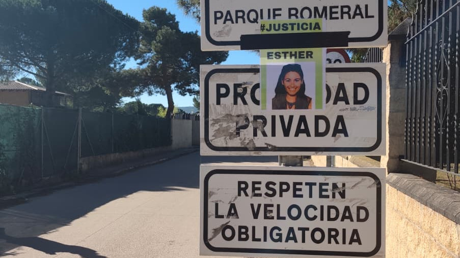 Imagen: esRadio CYL. Cartel de apoyo a la familia Esther López