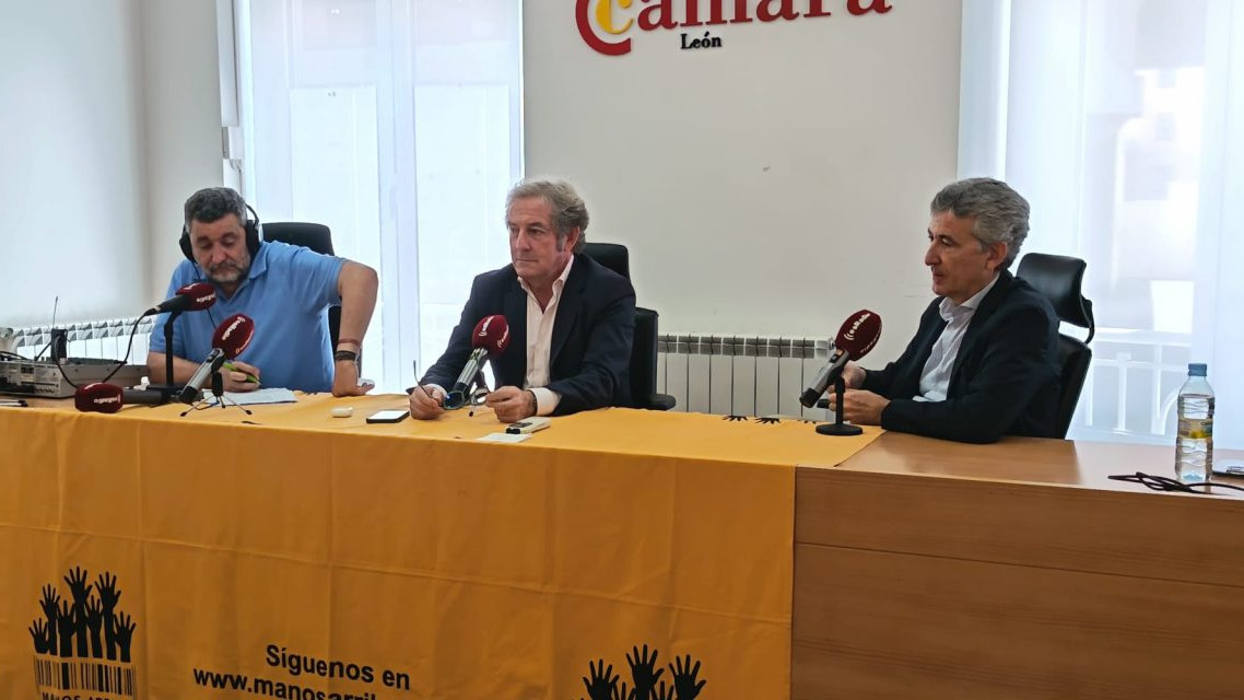 Imagen: Javier Vega, presidente de la Cámara de Comercio de León, y Javier Sanz, vicesecretario general de la Cámara,  durante su entrevista en el programa Manos Arriba
