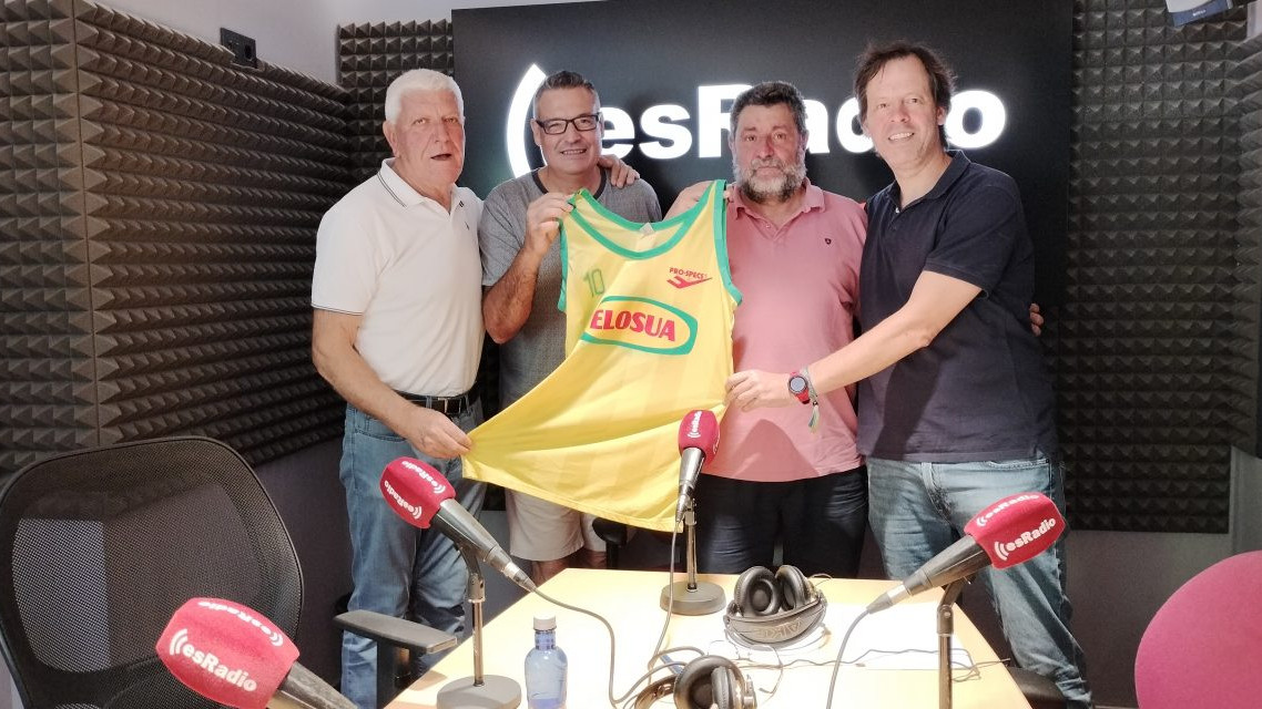 Imagen: Pepe Estrada, Xavi Fernández, Jorge Callado y Paco Fernández porta la camiseta del mítico jugador del Elosúa León / MANOS ARRIBA