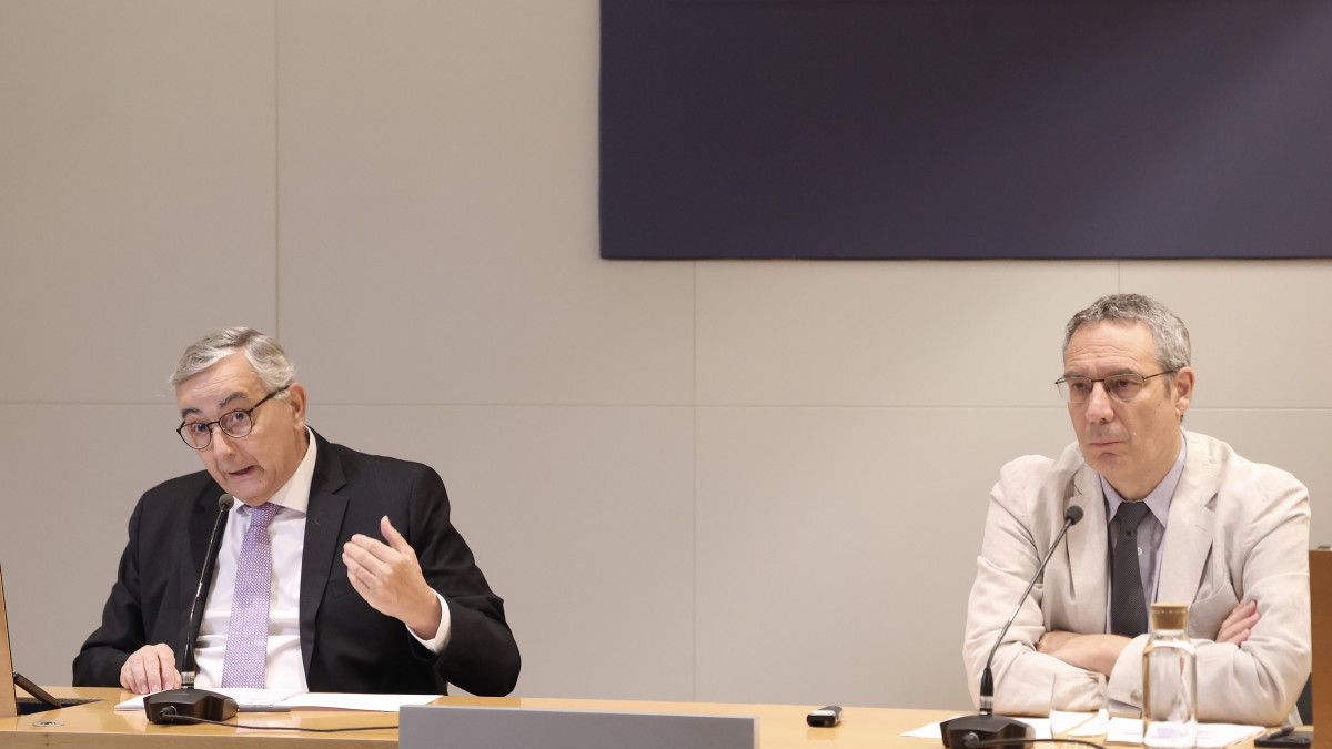 Imagen: ICAL. Carlos Ocaña, director general de Funcas, y Raymond Torres, director de Coyuntura Económica.