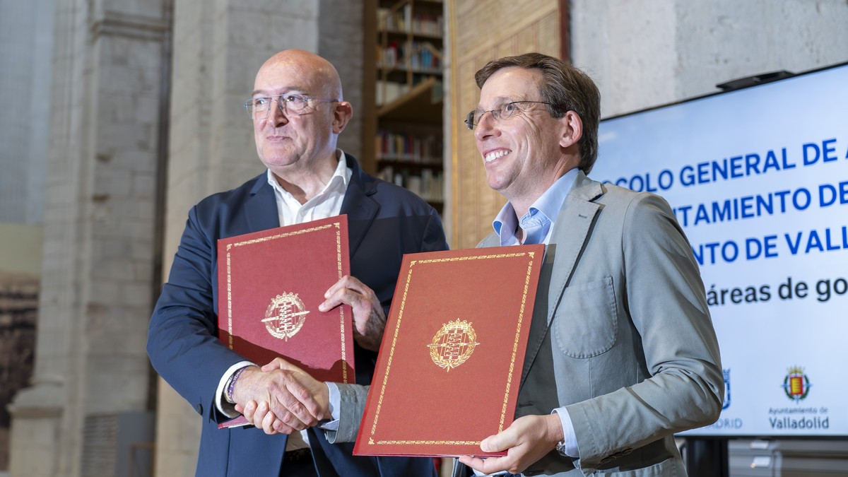 Imagen: ICAL. El alcalde de Valladolid, Jesús Julio Carnero, y su homólogo madrileño, José Luis Martínez-Almeida.