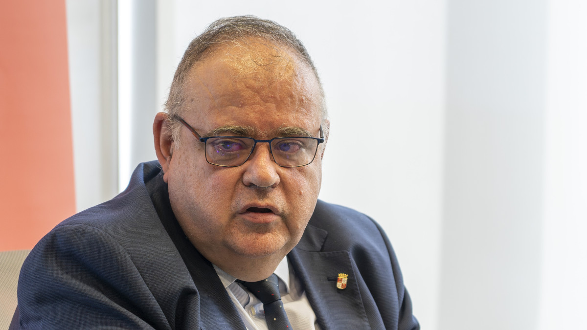 Imagen: Eduardo Margareto / ICAL . El consejero de Sanidad, Alejandro Vázquez, participa en los desayunos de ICAL