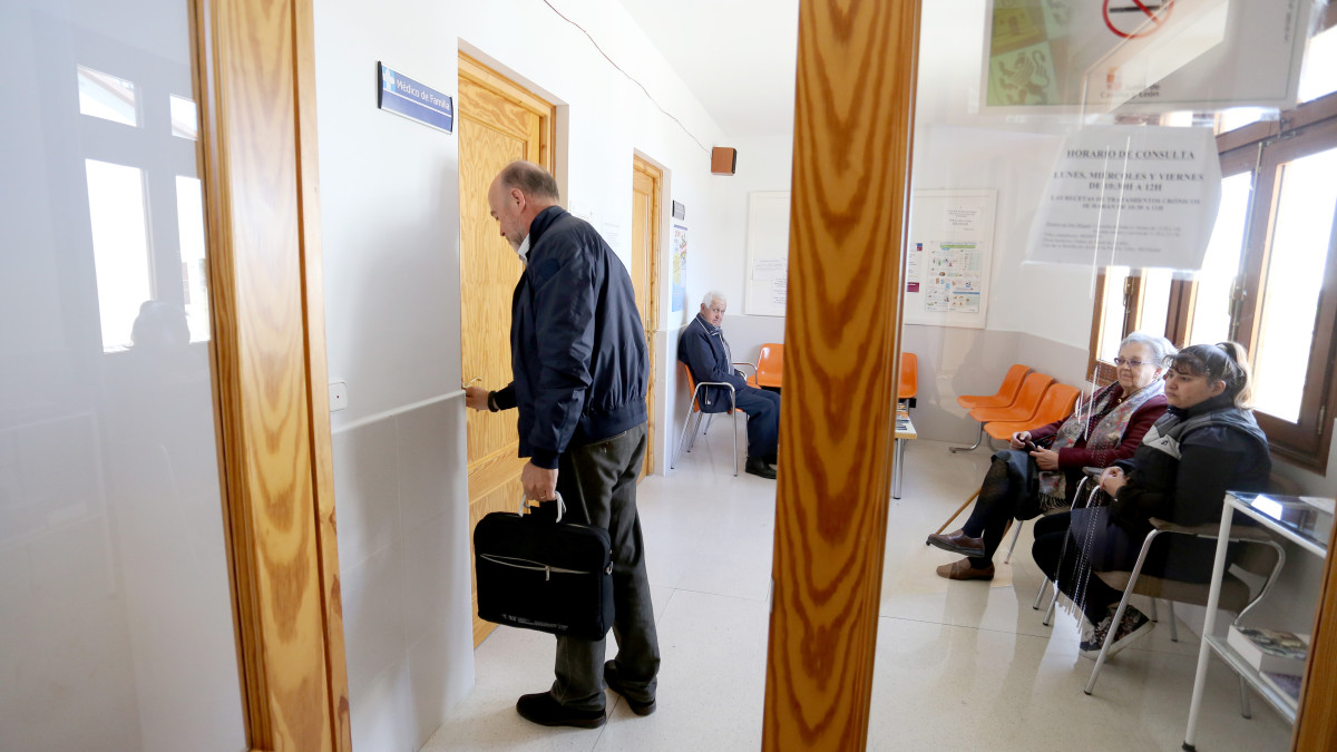 Imagen: Leticia Pérez / ICAL . El médico de Familia Miguel Ángel Castilla llega al consultorio local de Viloria del Henar (Valladolid), donde atiende a sus pacientes