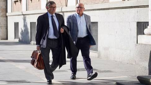 Imagen:  Leticia Pérez | ICAL  – Alfonso Centeno, acompañado por su abogado, llegó a la Audiencia Provincial de Valladolid para la apertura del juicio del 'caso Meseta Ski'.