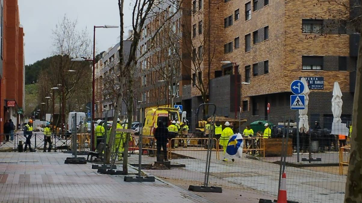 Imagen: Lugar del accidente con vehículos de emergencia y personal de rescate trabajando en el área de la calle Monasterio de Santa María de Moreruela.