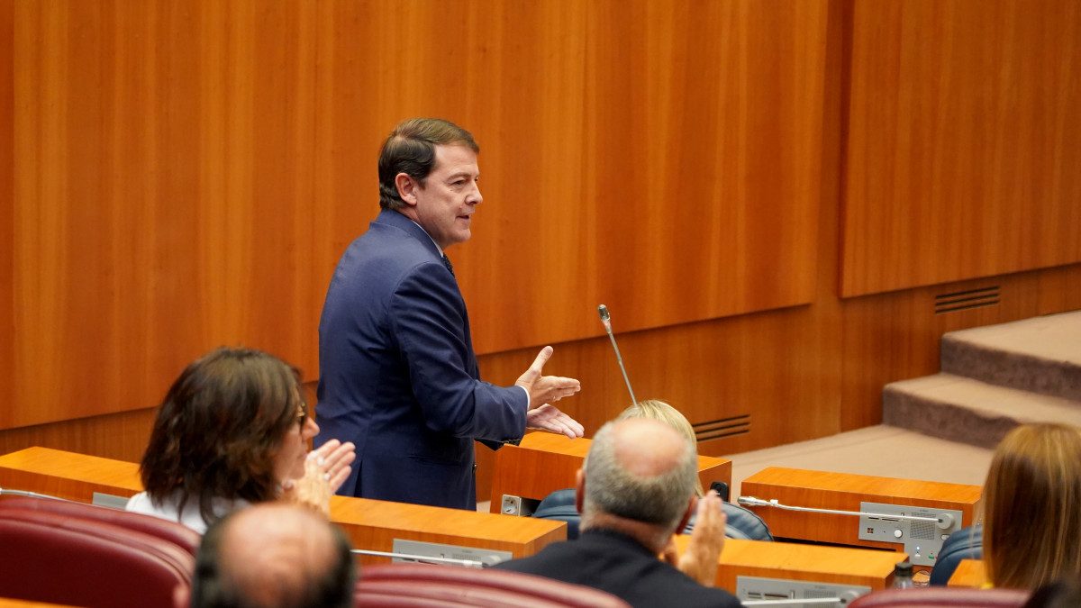 Imagen: ICAL. Alfonso Fernández Mañueco, presidente de la Junta, responde a Juan García-Gallardo sobre la Proposición de Ley de Concordia.