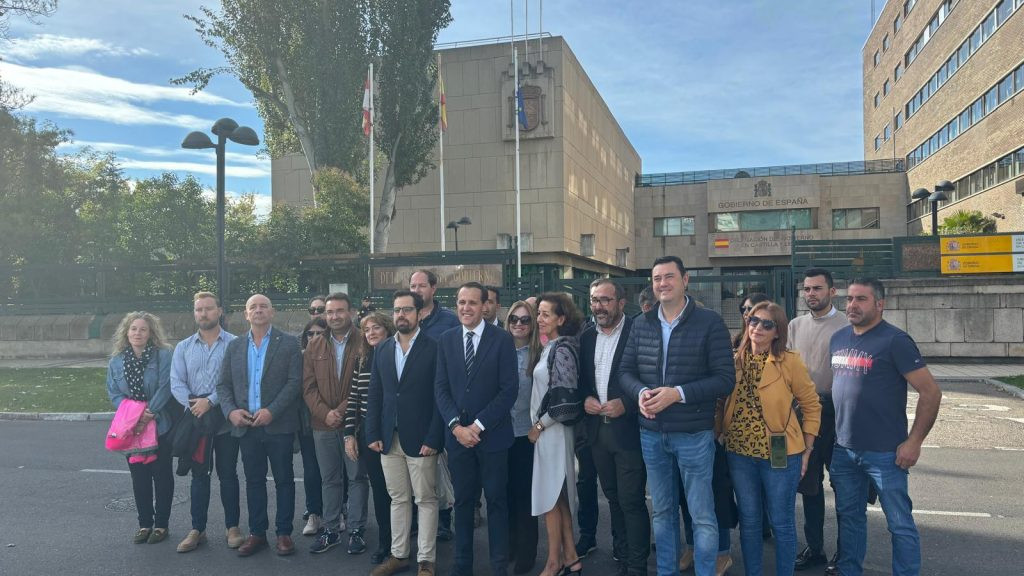 Imagen: PP Valladolid. Representantes del PP de Valladolid se concentran frente a la subdelegación del gobierno para pedir la dimisión del ministro de Transportes, Óscar Puente, y del presidente, Pedro Sánchez, por la supresión del servicio de autobús a 24 pueblos de la provincia vallisoletana.