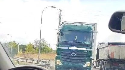 Imagen: El vehículo articulado circulaba por el carril izquierdo, en sentido contrario, por la conocida rotonda del “Caballo Blanco”, de acceso a la capital soriana. 