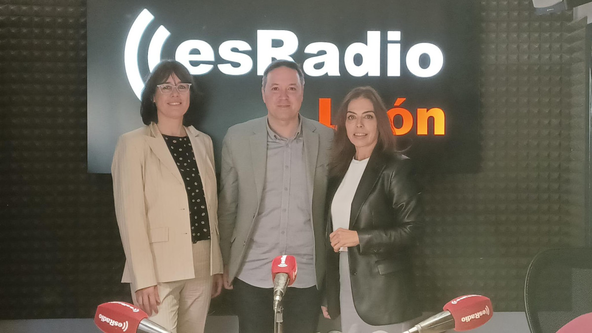 Imagen:  Raquel Miguel, coordinadora del programa de adopciones de la Fundación Meniños y Esperanza Álvarez, directora general de Familia de la Junta de Castilla y León