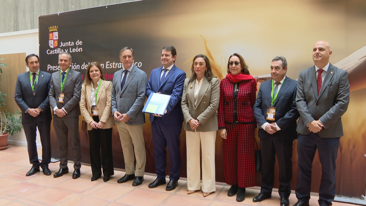 Imagen: El Presidente de la Junta de Castilla y León durante la presentación del Plan Estratégico de la Industria Alimentaria 2024-2028.