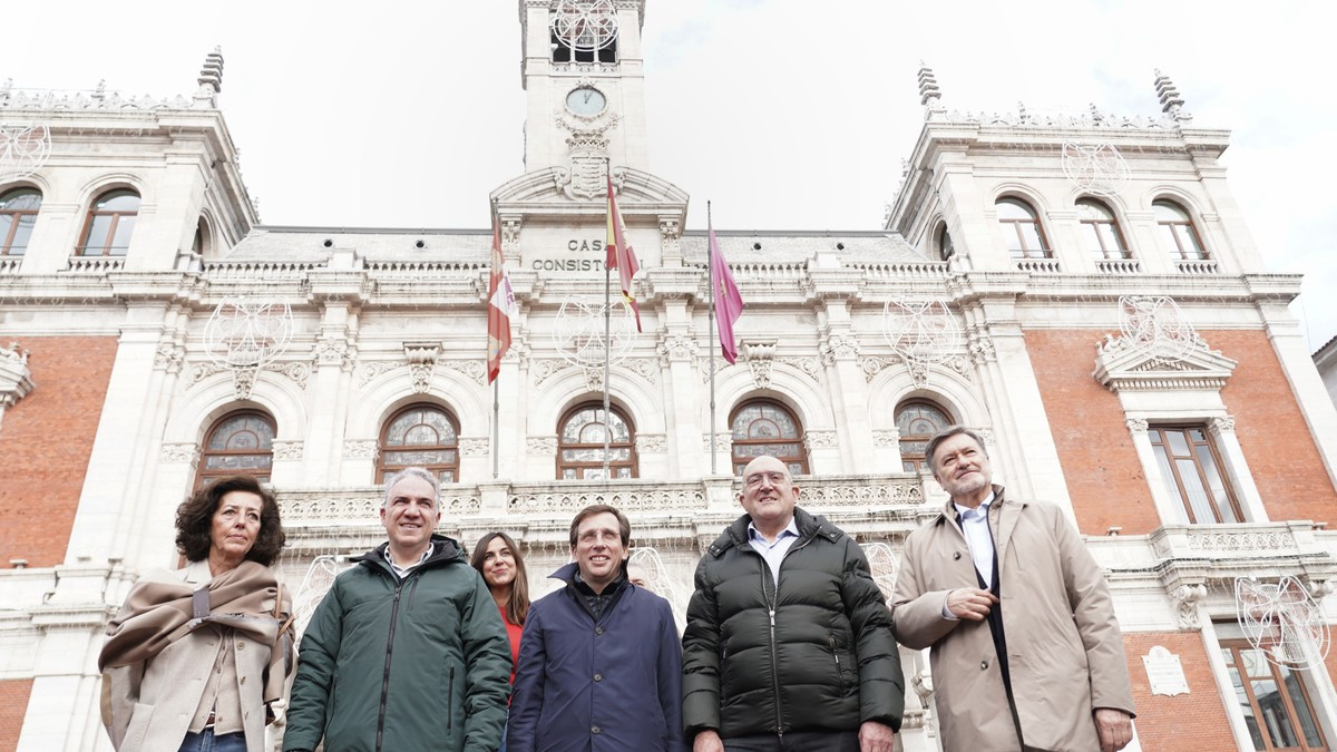 Imagen: ICAL. Mercedes Cantalapiedra, Elías Bendodo, Blanca Jiménez Cuadrillero, José Luis Almeida, Jesús Julio Carnero y Francisco Vázquez en Valladolid.