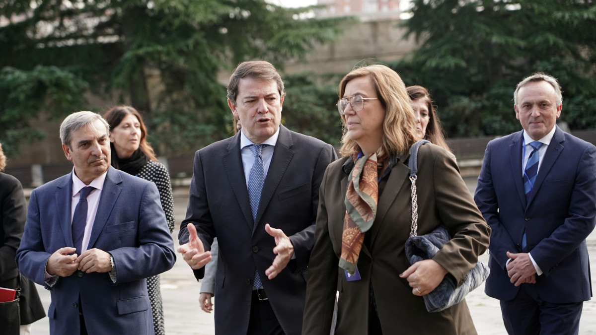 Imagen: Rubén Cacho / ICAL . El presidente de la Junta de Castilla y León, Alfonso Fernández Mañueco, y la presidenta de la FRMyP, Ángeles Armisén, presentan la Estrategia Logística de Castilla y León 2030