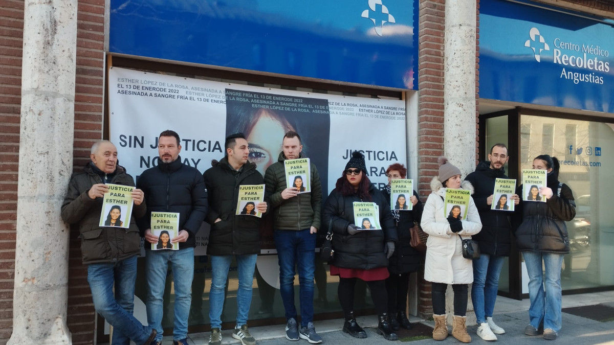 Imagen: esRadio Castilla y León. Amigos y familiares de Esther López se concentran para pedir justicia por la muerte y desaparición de esta vecina de Traspinedo.
