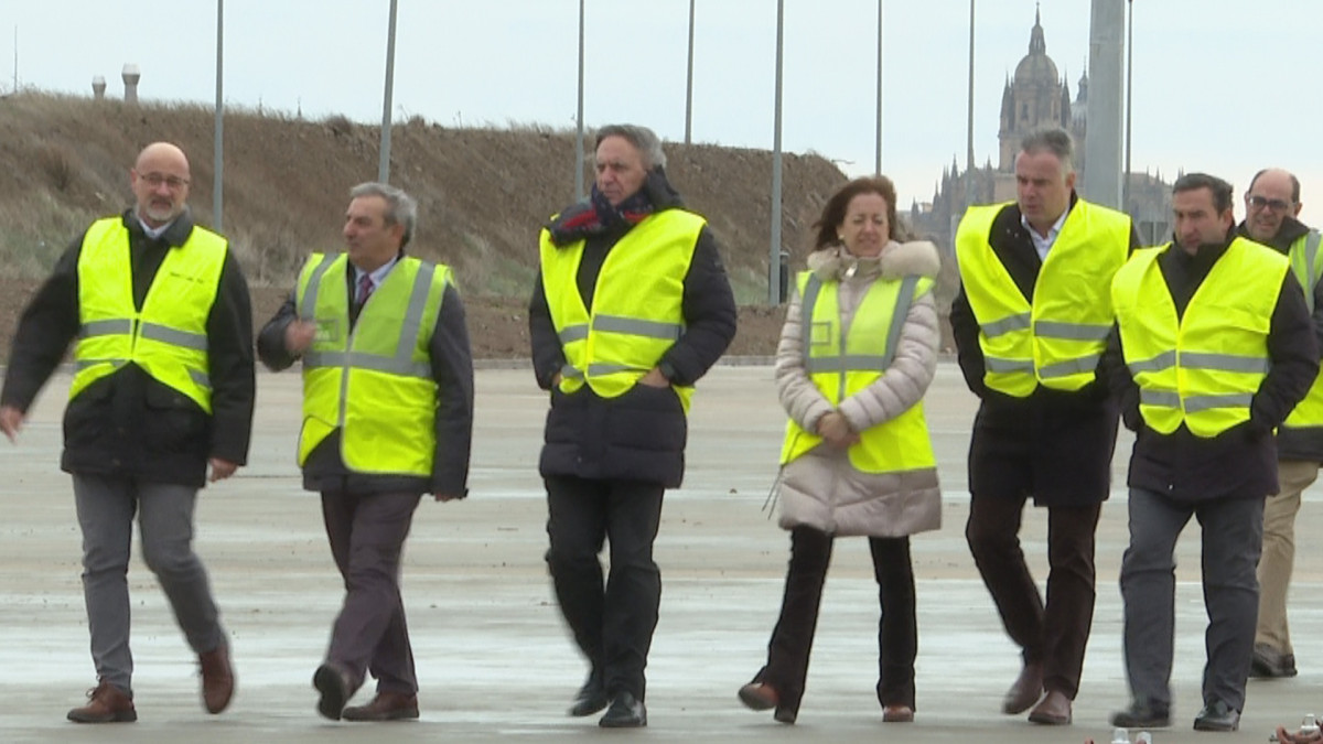 Imagen: El Consejero y el Alcalde durante la visita a las obras del puerto seco.