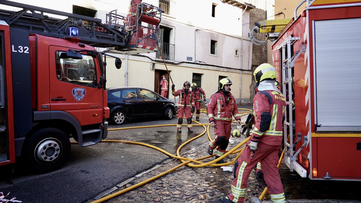 Imagen: Los bomberos de León intervienen en el incendio de una vivienda en el Barrio Húmedo