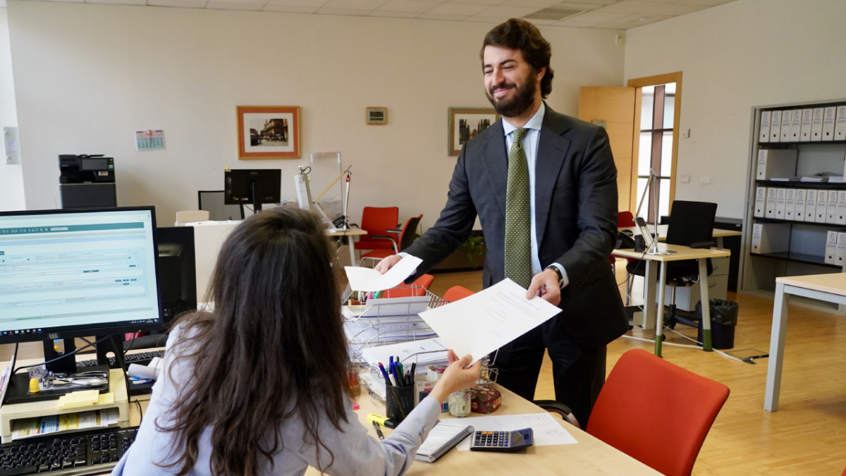 Imagen: Leticia Pérez - El portavoz de Vox en las Cortes de Castilla y León, Juan GarcíaGallardo, presenta su dimisión en el registro de las Cortes