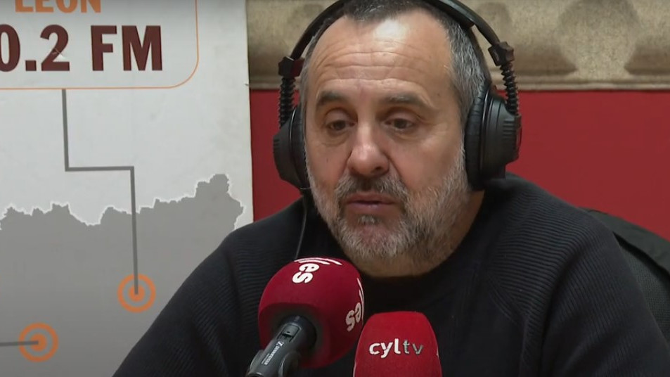 Imagen: Ursicino Sánchez, este martes en los estudios de EsRadio Bierzo