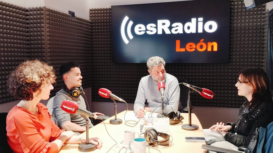 Imagen: Manos Arriba /  María Luisa Ibán,  Dani Martín y Belén Álvarez durante el programa