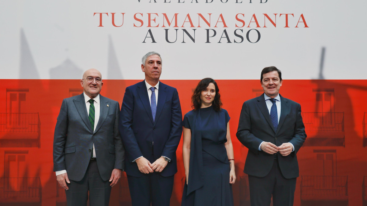Imagen: Ayto. Valladolid. De derecha a izquierda: el alcalde, Jesús Julio Carnero; el CEO de Indra, José Vicente de los Mozos; la presidenta de la Comunidad de Madrid, Isabel Díaz Ayuso, y su homólogo castellano y leonés, Alfonso Fernández Mañueco.