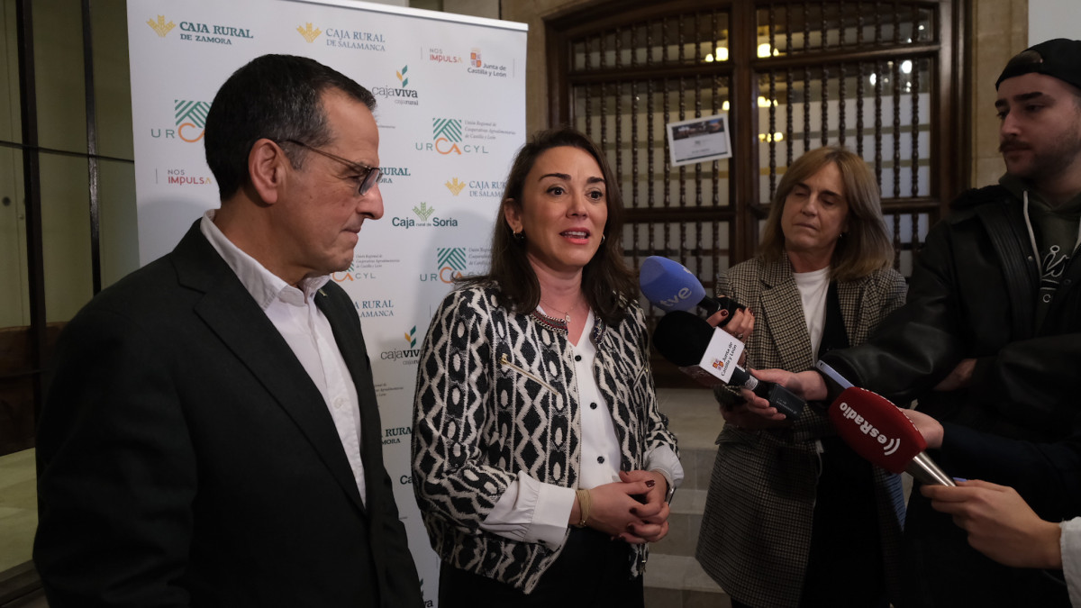 Imagen: Imagen de una asamblea de cooperativistas en Castilla y León, con la consejera María González Corral y Fernando Antúnez en primer plano.