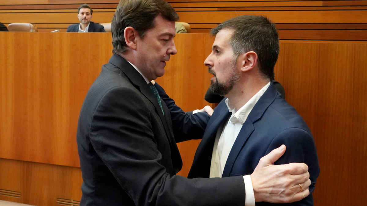 Imagen: Miriam Chacón - El presidente de la Junta Alfonso Fernández Mañueco da el pésame al portavoz socialista Luis Tudanca por el fallecimiento de la procuradora Inmaculada García