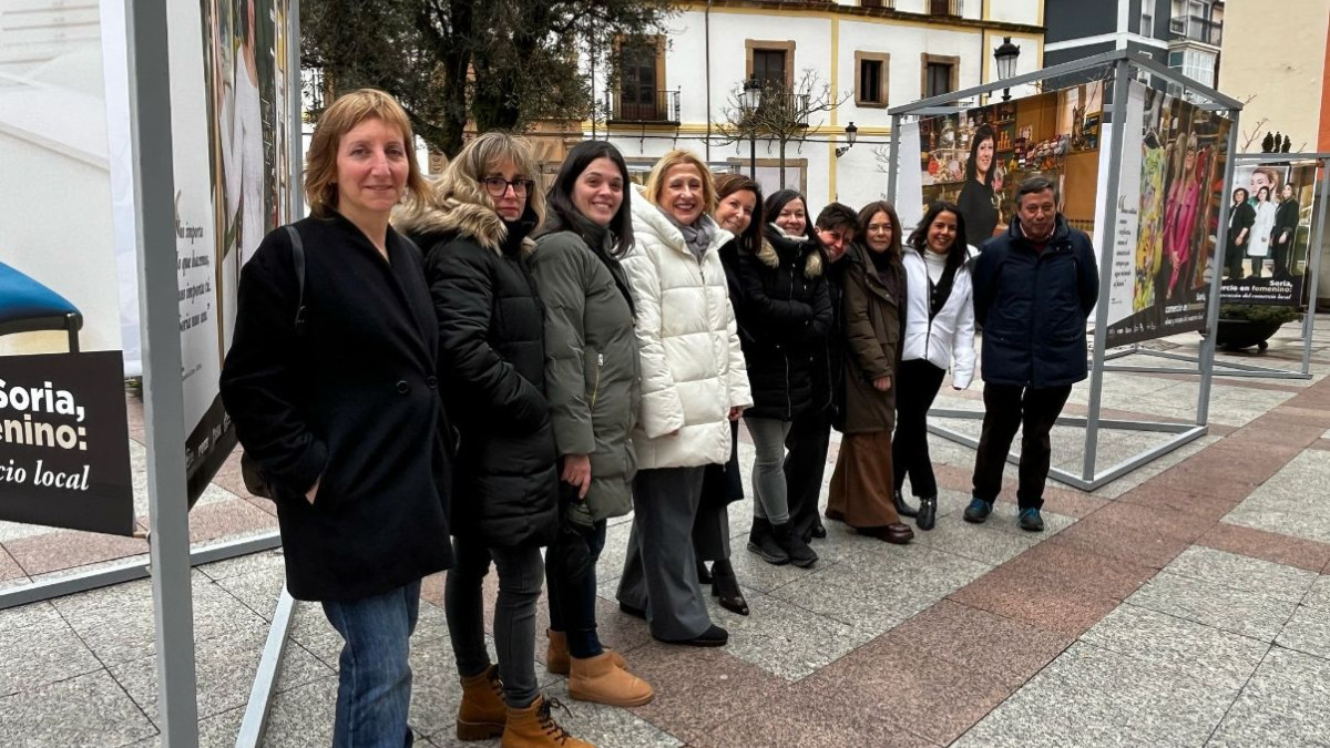 Imagen: La muestra consta de 30 fotografías de mujeres propietarias y trabajadoras de comercios locales. 