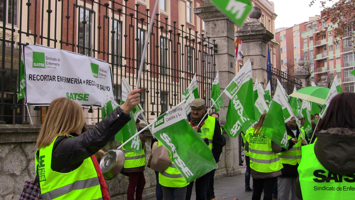Imagen: Concentración de SATSE en Valladolid.