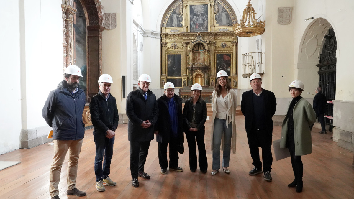 Imagen: ICAL. Autoridades municipales, del Ministerio de Cultura y responsables del proyecto visitan el interior del Monasterio de Santa Catalina.