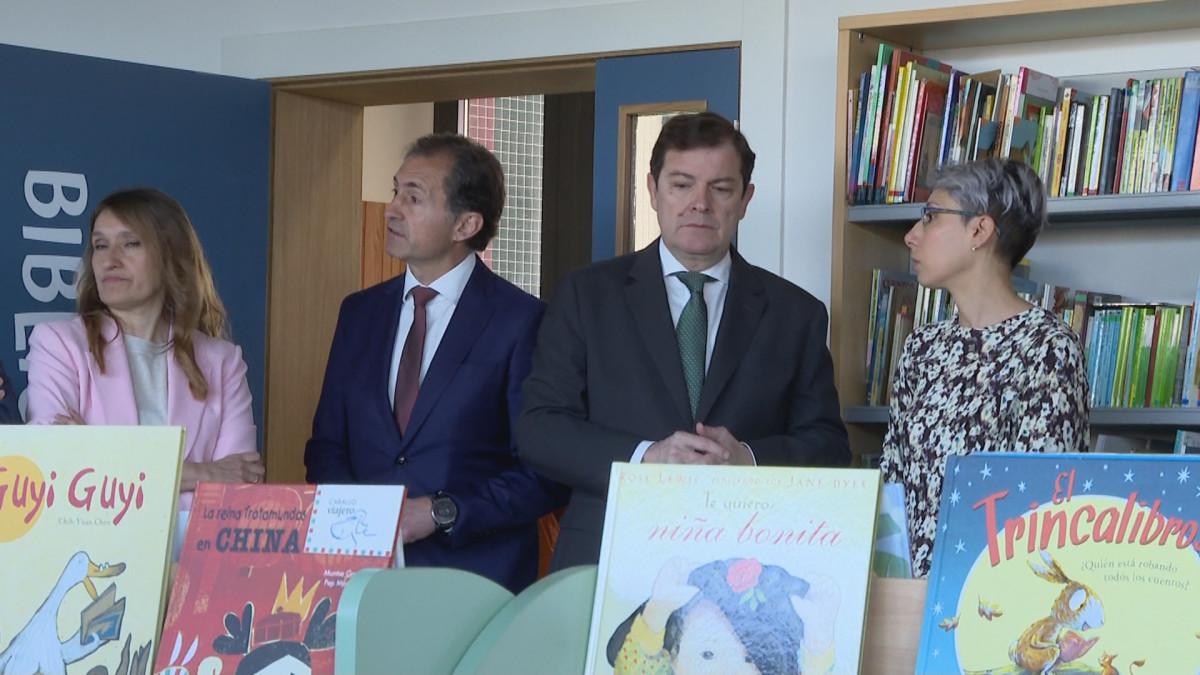 Imagen: El Presidente de la Junta de Castilla y León, Alfonso Fernández Mañueco, durante la visita al nuevo centro.