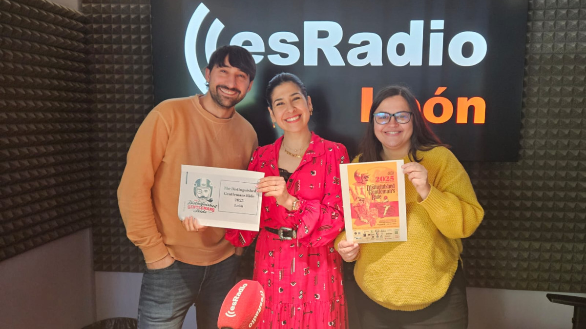 Imagen: Verónica Luis junto con los carteles del Gentleman's Ride León 2025