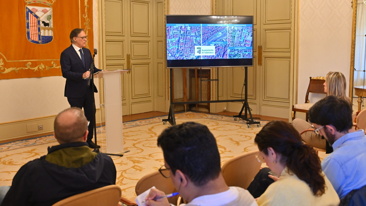 Imagen: El Alcalde de Salamanca, Carlos García Carbayo, durante la presentación de los tres nuevos proyectos.