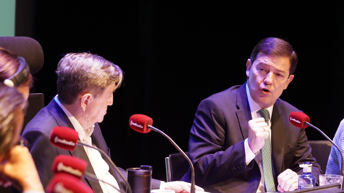 Imagen: Alfonso Fernández Mañueco, presidente de la Junta, con el presentador, Federico Jiménez Losantos, hablan sobre la crisis de gobierno en España.