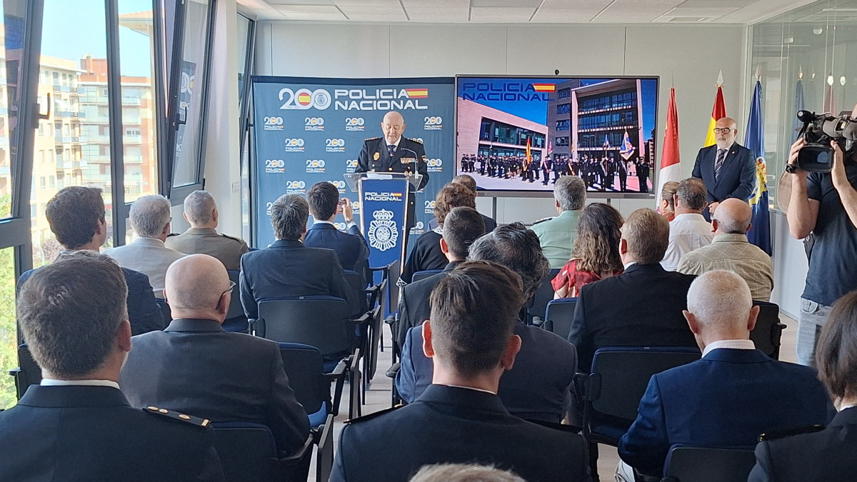 Imagen: El comisario principal jefe provincial, Francisco Moñux, durante su intervención en el acto. 