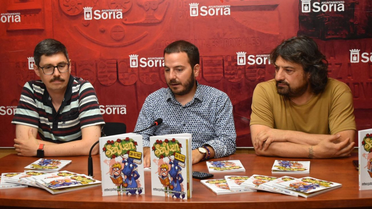 Imagen: El concejal de Juventud, Eder García, ha presentado esta obra junto a sus autores, Rubén García y Eduardo Torres. 