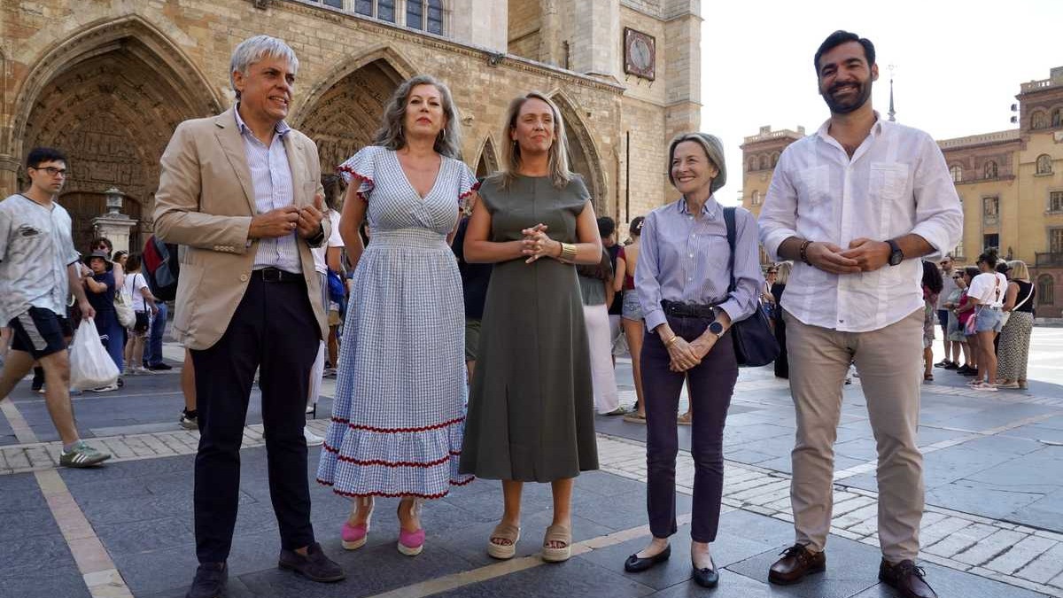 Imagen: ICAL / La vicesecretaria nacional de Coordinación Sectorial del PP, Alma Ezcurra, comparece para hablar de actualidad política durante su visita a León acompañada por el secretario provincial Eduardo Diego, y el portavoz en el Ayuntamiento de la capital, David Fernández