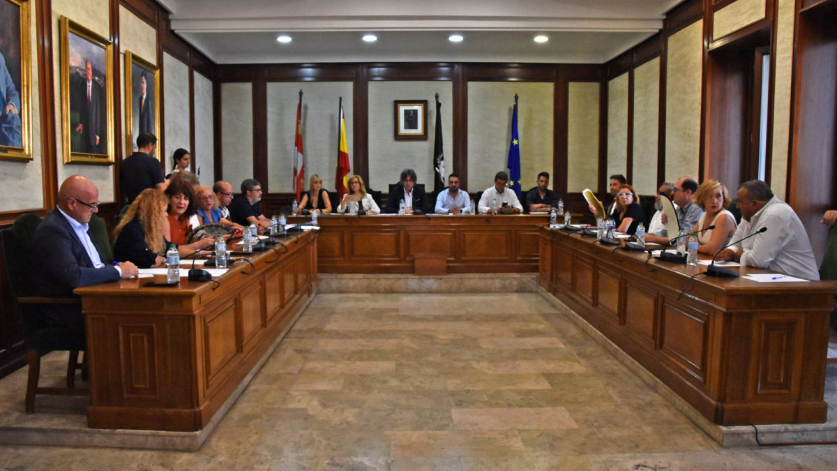 Imagen: Un momento del pleno municipal en el que fue aprobada la moción de censura contra el alcalde