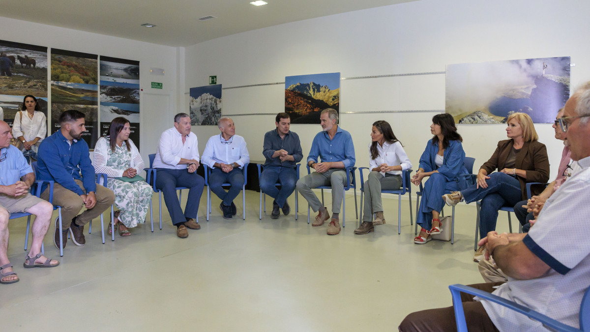 Imagen: Los reyes, acompañados del presidente de la Junta, Alfonso Fernández Mañueco, el delegado del Gobierno, Nicanor Sen y la Ministra de Igualdad, Ana Redondo, visitan las principales zonas afetcadas de la comunidad.